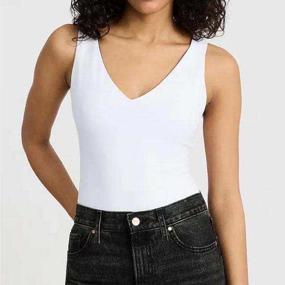 Express Body Contour V-Neck High Compression Tank in Black - Size XL - Picture 5 of 7